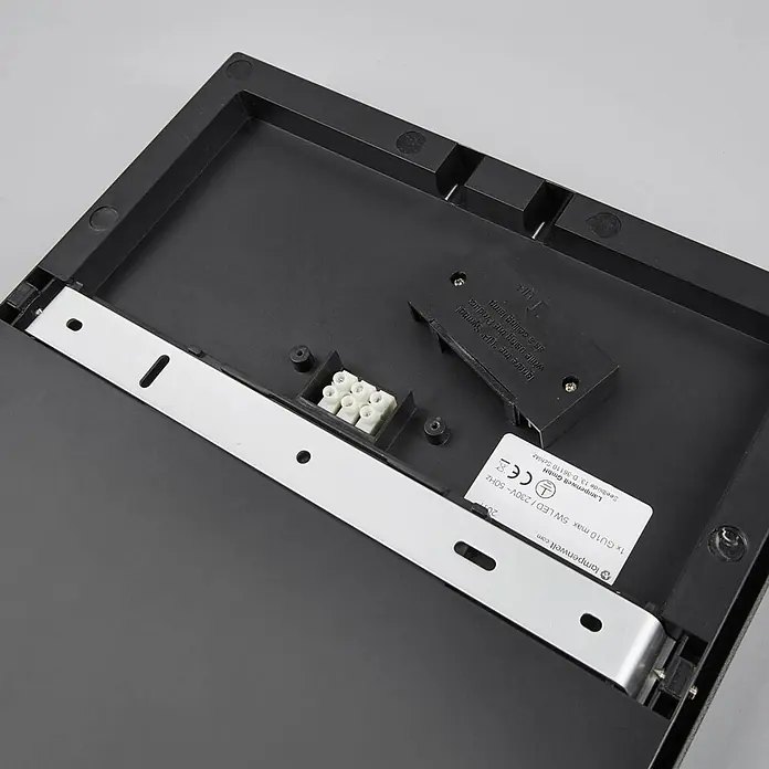 Lucande LED Outdoor Deckenlampe in anthrazit, weiß, Deckenleuchte außen -  - Rückseite einer schwarzen rechteckigen Leuchte mit silberner Montagehalterung, Anschlussklemme und Produktetikett.