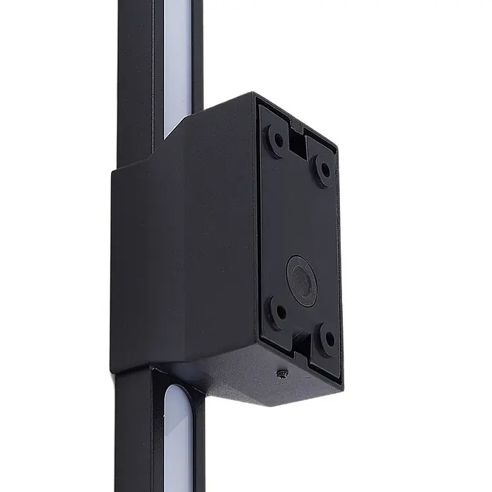 Lindby LED Wandleuchte aussen in schwarz, Aussenlampe Wand -  - Schwarzer Montagekasten für eine Außenleuchte mit Anschlusspunkten, befestigt an einer vertikalen Lichtleiste.