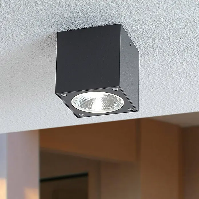 Lucande Außenwand- & Deckenleuchte Cordy - schwarz, schwarz, IP54 - Schwarzer quadratischer Deckenstrahler auf einer strukturierten Decke montiert.