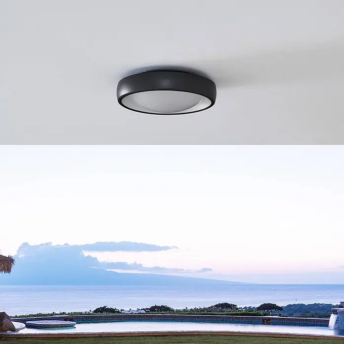 Lindby LED Deckenlampe aussen Ø 24,5 cm, 14,5W LED, Außendeckenlampe -  - Schwarze, runde Deckenleuchte mit Diffusor in einem Raum mit Meerblick.