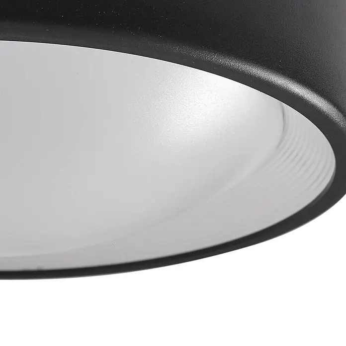 Lindby LED Deckenlampe aussen Ø 24,5 cm, 14,5W LED, Außendeckenlampe -  - Nahaufnahme einer schwarzen, texturierten Leuchte mit weißem, geripptem Innendiffusor.