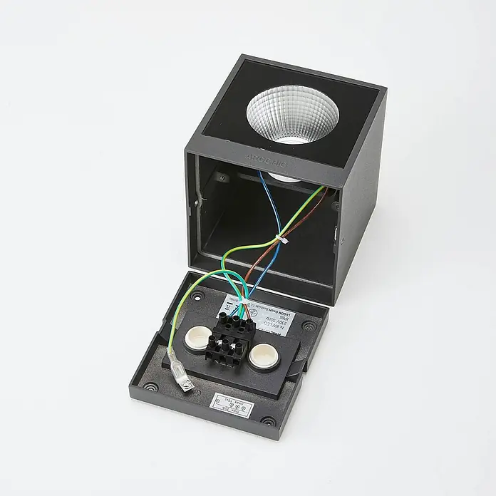 Arcchio LED Wandleuchte aussen in anthrazit, Aussenlampe Wand -  - Offene graue LED-Außenleuchte, die interne Verkabelung und Klemmenblock für den Stromanschluss zeigt.