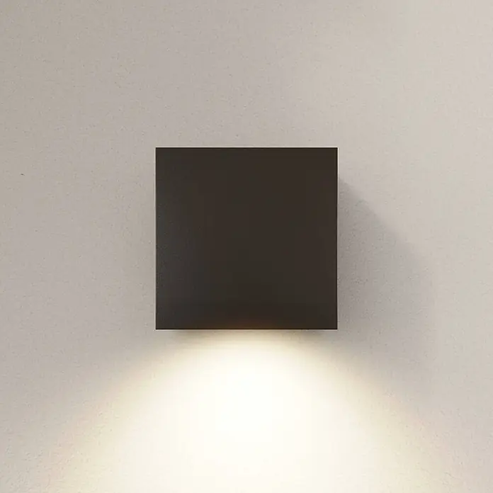 Arcchio LED Wandleuchte aussen in anthrazit, Aussenlampe Wand -  - Dunkelbraune quadratische Wandleuchte, die weiches Licht nach unten abstrahlt.