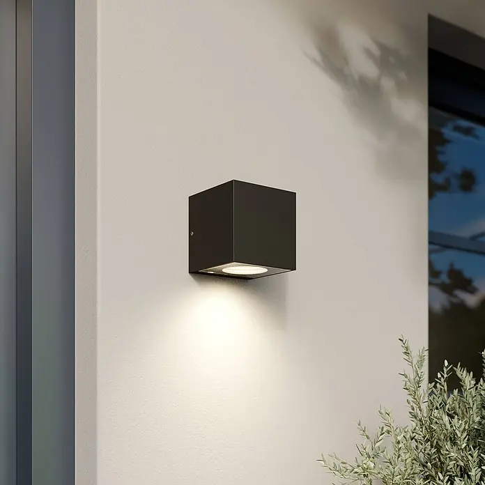 Arcchio LED Wandleuchte aussen in anthrazit, Aussenlampe Wand -  - Dunkelgraue, würfelförmige Außenwandleuchte, wirft warmes Licht nach unten.