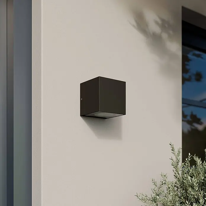 Arcchio LED Wandleuchte aussen in anthrazit, Aussenlampe Wand -  - Schwarze kubische Außenwandleuchte an heller Wand montiert, Licht nach unten abgebend.