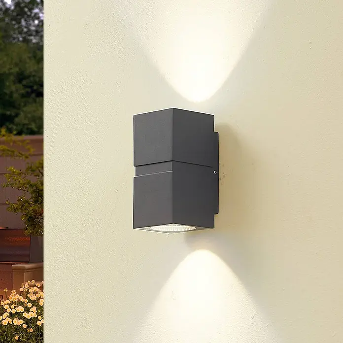 Lucande LED Wandleuchte aussen in dunkelgrau, transparent, Aussenlampe Wand -  - Dunkelgraue, rechteckige Außenwandleuchte, die eine strukturierte Wand nach oben und unten beleuchtet.