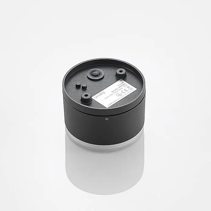 Lindby LED Wandleuchte aussen in dunkelgrau, weiß, Aussenlampe Wand -  - Schwarzes zylindrisches LED-Leuchtenbauteil mit Spezifikationsetikett.