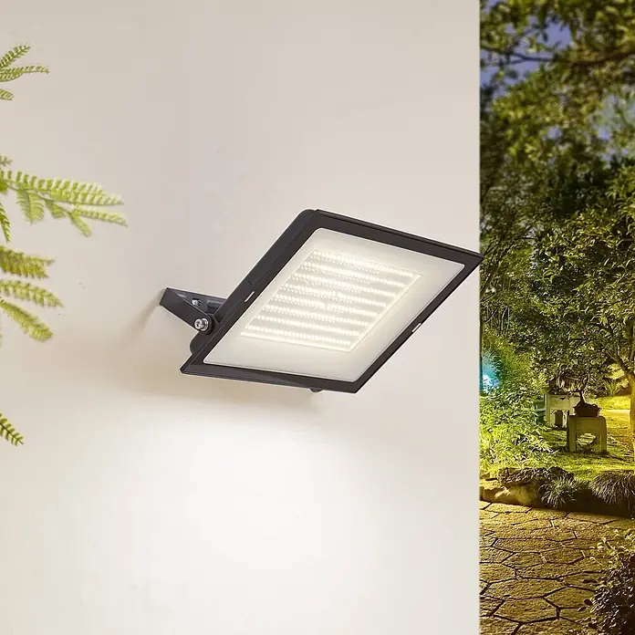 PRIOS LED Wandleuchte innen in schwarz, Wandstrahler -  - Schwarzer LED-Fluter an der Wand montiert, beleuchtet einen Gartenweg bei Nacht.