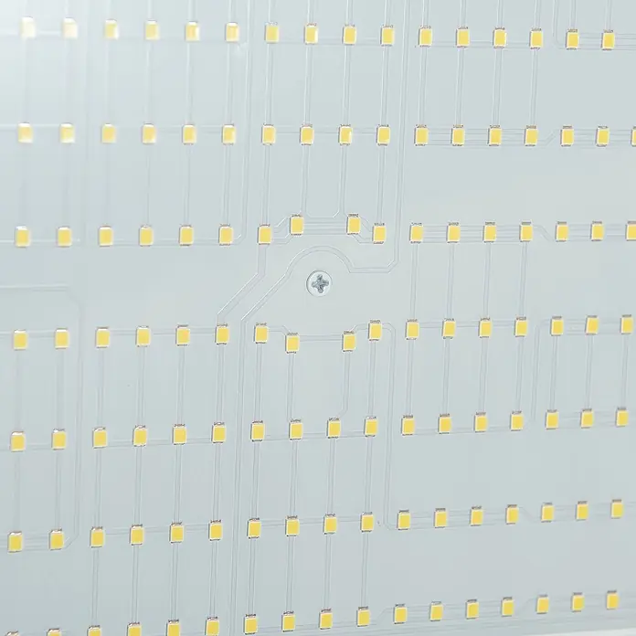PRIOS LED Wandleuchte innen in schwarz, Wandstrahler -  - Nahaufnahme einer weißen LED-Platine mit vielen gelben rechteckigen LEDs und sichtbarer Schaltung, mittig mit einer Schraube.