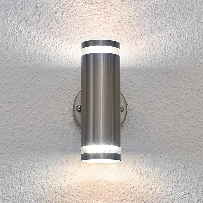 Lindby LED Wandleuchte aussen in edelstahl, transparent, Aussenlampe Wand -  - Gebürstete Edelstahl-Wandleuchte für den Außenbereich, die nach oben und unten leuchtet und an einer strukturierten Wand montiert ist.
