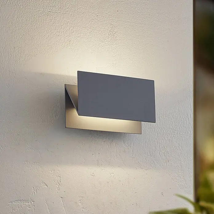 Lucande Außenwandleuchte Meja - alu / grau / zink, IP54 - Moderne, dunkelgraue, rechteckige Wandleuchte an strukturierter Wand, strahlt warmes Licht nach oben/unten ab.