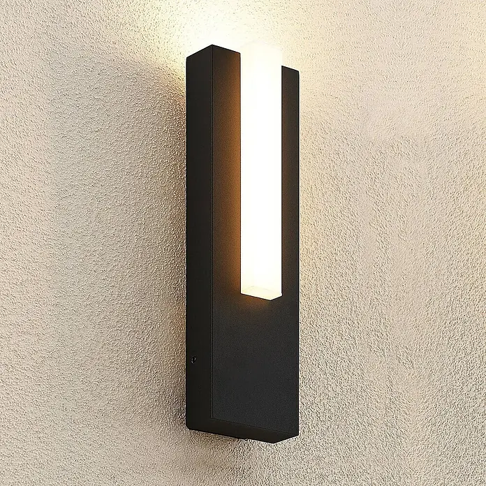 Lucande LED Wandleuchte aussen in anthrazit, weiß, Aussenlampe Wand -  - Schwarze rechteckige Wandlampe mit vertikalem LED-Streifen an einer hellen, strukturierten Wand.