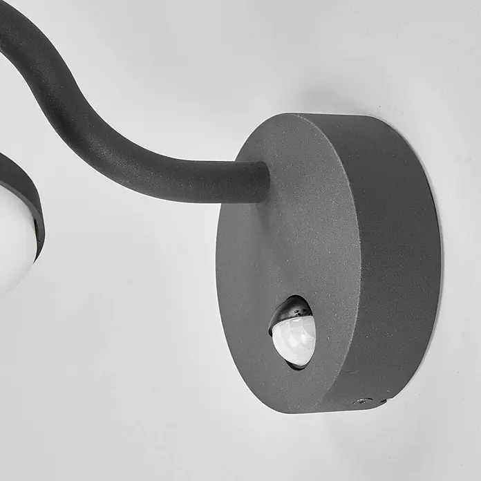 Lucande LED Wandleuchte aussen in dunkelgrau, weiß, mit Bewegungsmelder, -  - Dunkelgraue Wandleuchte mit gebogenem Arm und integriertem Bewegungssensor.