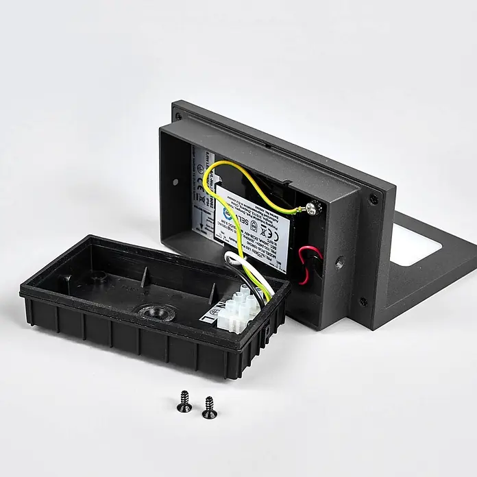 Lucande LED Wandleuchte aussen in graphit, weiß, mit Bewegungsmelder, -  - Zerlegte dunkelgraue Außenwandleuchte mit sichtbarer Innenverkabelung und Elektronik, neben Anschlussdose und Schrauben.
