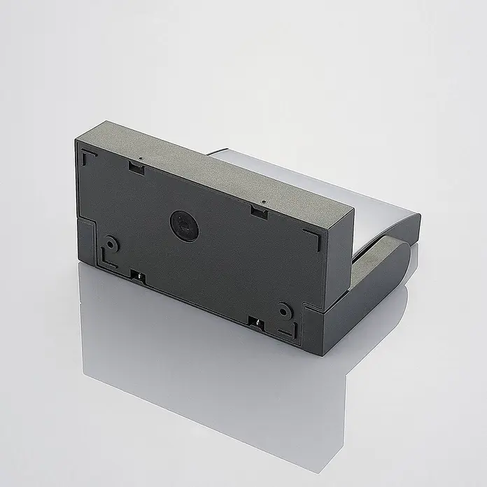 Lindby LED Wandleuchte außen 340°schwenkbar, mit Bewegungsmelder -  - Dunkelgraues rechteckiges Elektronikgerät mit strukturierter Oberseite und silberner gekrümmter Basis.