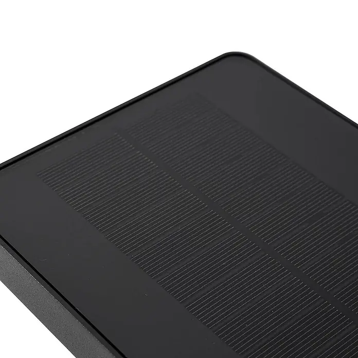 Lucande Außenwandleuchte Tilena - schwarz, IP54 - Nahaufnahme eines schwarzen Solarpanels mit sichtbaren Solarzellen.