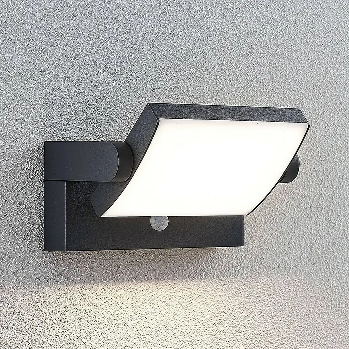 Lindby LED Wandleuchte außen 340°schwenkbar, mit Bewegungsmelder -  - Dunkelgraue LED-Außenwandleuchte mit rechteckigem Diffusor und Bewegungsmelder, an einer Wand montiert.