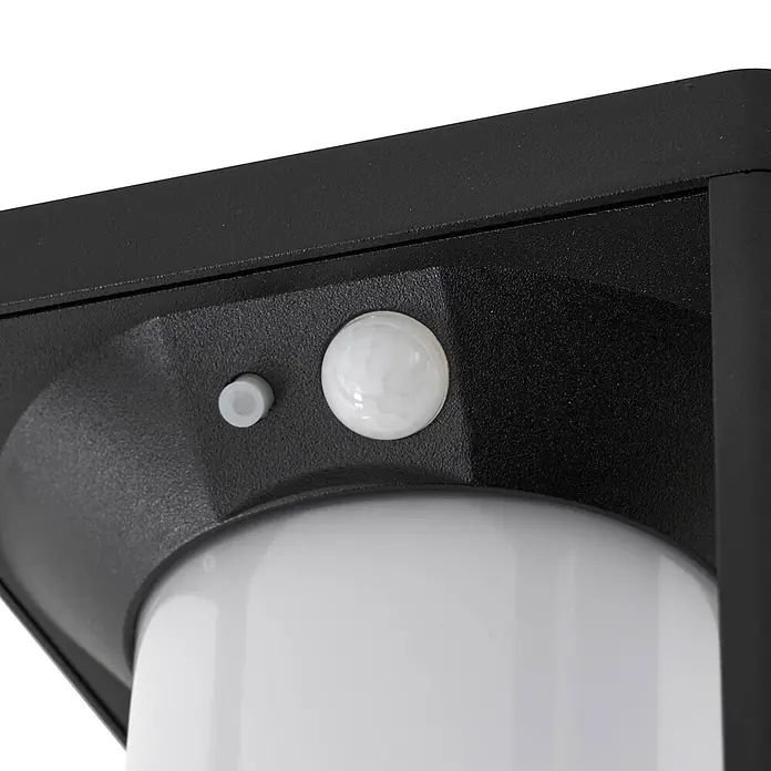 Lucande Außenwandleuchte Tilena - schwarz, IP54 - Nahaufnahme einer schwarzen Außenleuchte mit weißem Diffusor, ausgestattet mit einem kleinen Licht- und einem größeren Bewegungssensor.