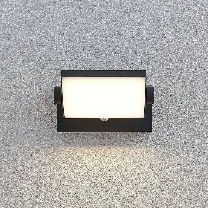 Lindby LED Wandleuchte außen 340°schwenkbar, mit Bewegungsmelder -  - Schwarze rechteckige Außenwandleuchte mit integriertem Bewegungsmelder, leuchtet nach unten.