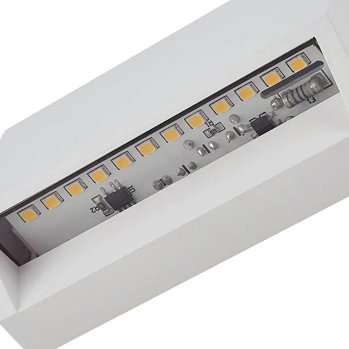 Lindby LED Wandleuchte aussen in weiß, Aussenlampe Wand -  - Weiße LED-Leuchte mit freiliegender Platine, die mehrere gelbe LEDs zeigt.