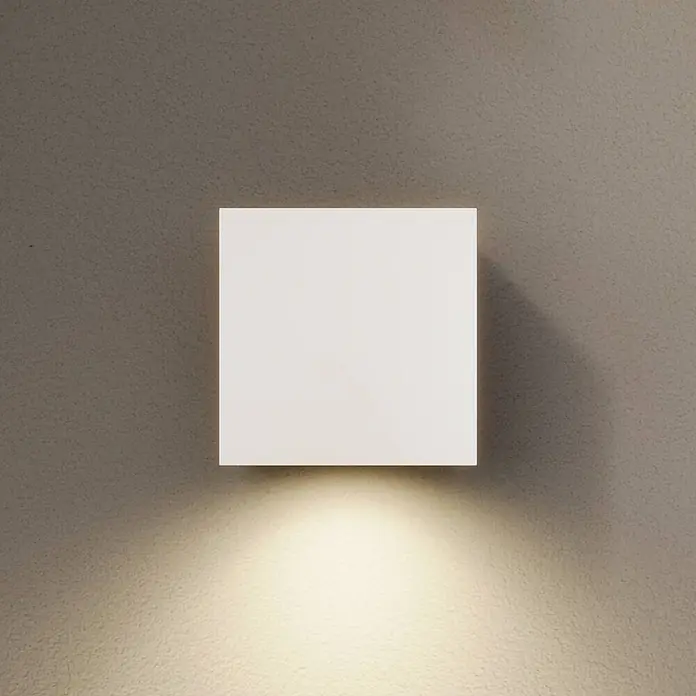 Arcchio LED Wandleuchte aussen in weiß, Aussenlampe Wand -  - Weiße quadratische Wandleuchte an einer strukturierten Wand, die einen warmen Lichtschein nach unten wirft.