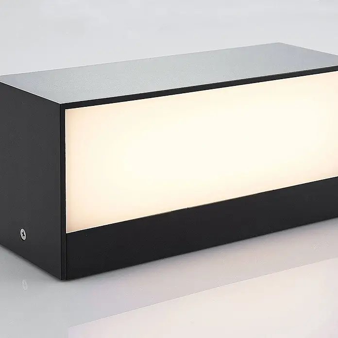 Lindby LED Wandleuchte aussen in dunkelgrau, weiß, Aussenlampe Wand -  - Schwarze rechteckige Außenwandleuchte mit leuchtendem weißen Lichtpanel.