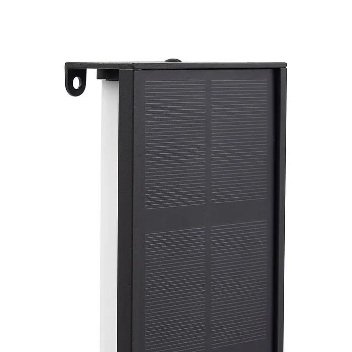 Lindby LED Solar Wandleuchte aussen in schwarz, weiß, dimmbar Aussenlampe -  - Nahaufnahme einer schwarzen solarbetriebenen Außenleuchte mit sichtbarem Solarpanel und Montagehalterung.