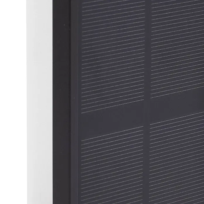 Lindby LED Solar Wandleuchte aussen in schwarz, weiß, dimmbar Aussenlampe -  - Nahaufnahme eines dunkelgrauen Solarpanels mit dünnen horizontalen und vertikalen Linien, die einzelne Photovoltaikzellen zeigen.