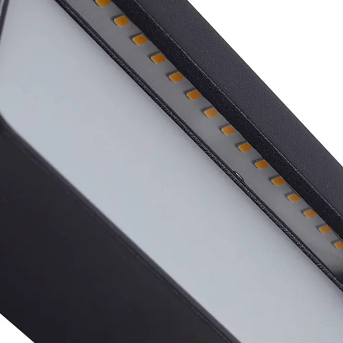 Lucande Außenwandleuchte Tiburia - schwarz, IP65 - Dunkelgraue, strukturierte LED-Leuchte mit einem Streifen bernsteinfarbener Lichter.