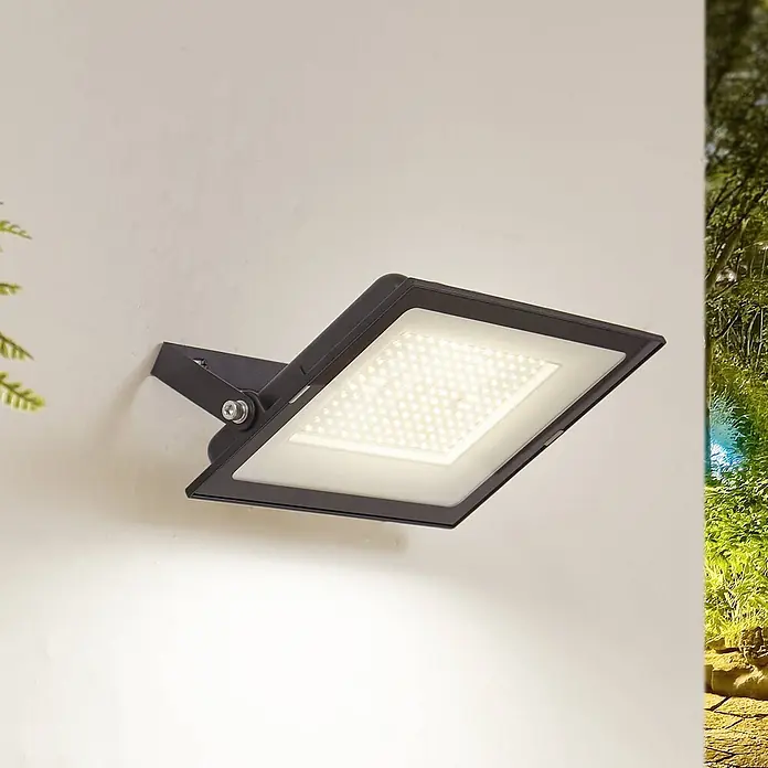 PRIOS LED Wandleuchte innen in schwarz, Wandstrahler -  - Schwarzer LED-Außenstrahler, beleuchtet und an einer Wand montiert, in einer Außenumgebung gezeigt.