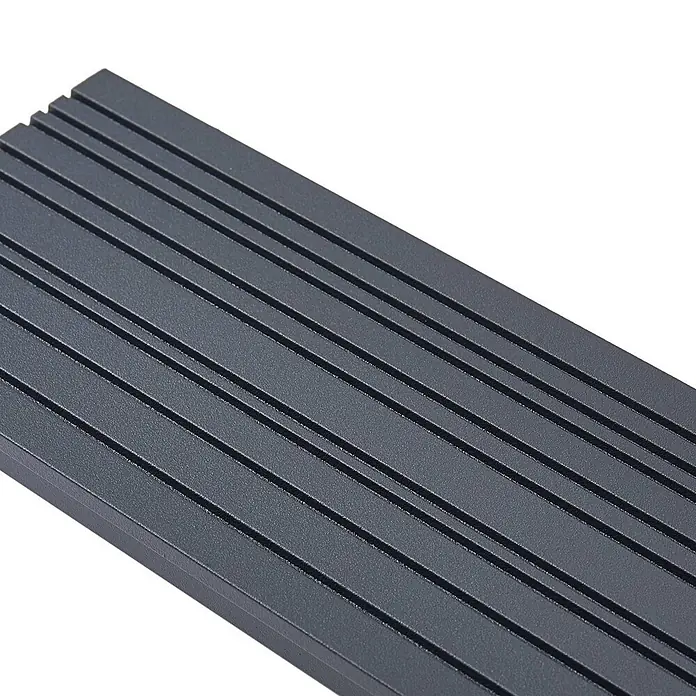 Lucande LED Wandleuchte aussen in schwarz, Aussenlampe Wand -  - Dunkelgraues geriffeltes Paneel mit parallelen Rillen.
