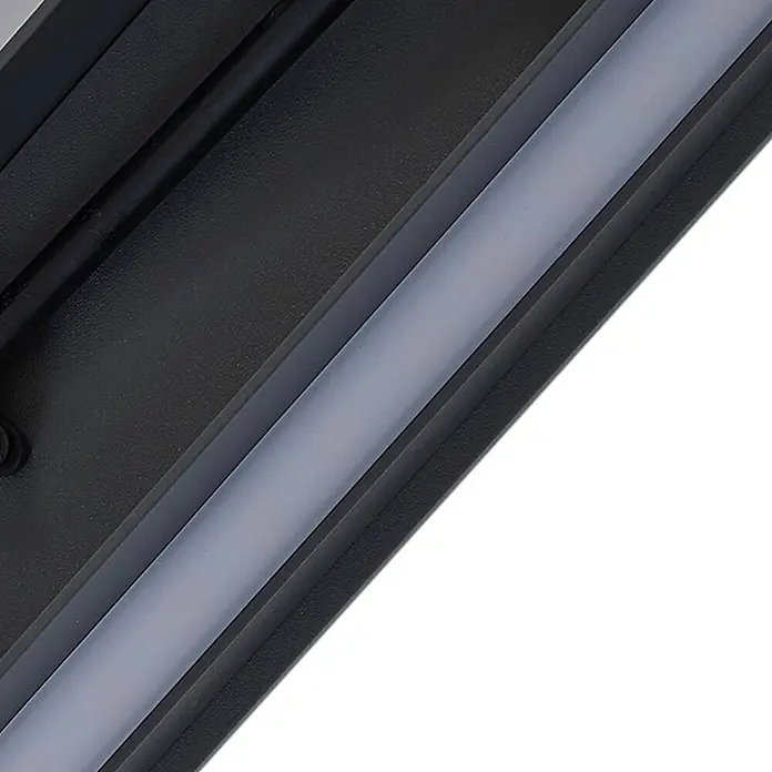Lucande LED Wandleuchte aussen in schwarz, Aussenlampe Wand -  - Nahaufnahme einer schwarzen strukturierten Schiene mit integriertem linearem LED-Lichtband.