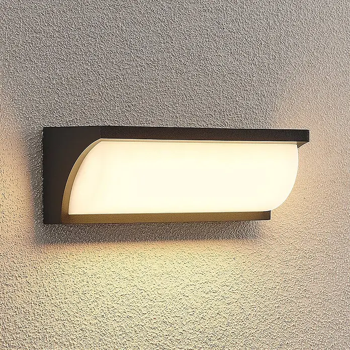 Lucande LED Wandleuchte aussen in anthrazit, weiß satiniert, Aussenlampe -  - Rechteckige dunkelgraue Wandleuchte mit mattweißem Diffusor, wirft warmes Licht auf eine strukturierte Wand.