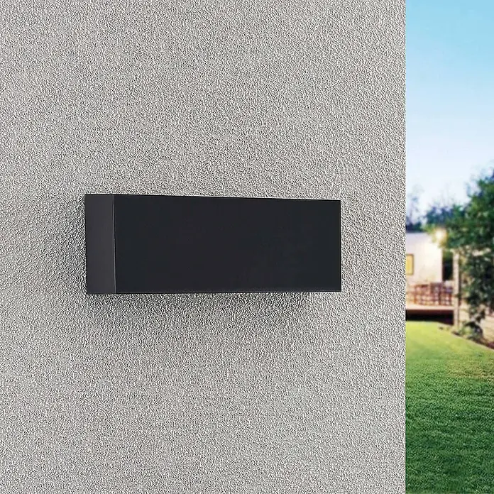 Lindby LED Wandleuchte aussen in dunkelgrau, Aussenlampe Wand -  - Schwarze, rechteckige Außenwandleuchte an einer strukturierten grauen Fassade mit verschwommener Gartenszene.