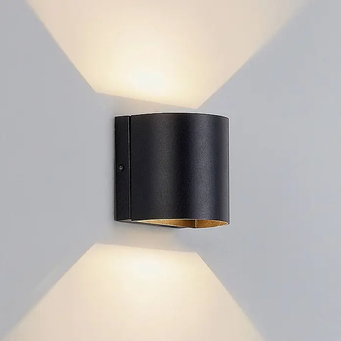 Lindby LED Wandleuchte aussen in schwarz, Aussenlampe Wand -  - Schwarze Metall-Wandleuchte mit goldenem Inneren, strahlt Licht nach oben und unten.
