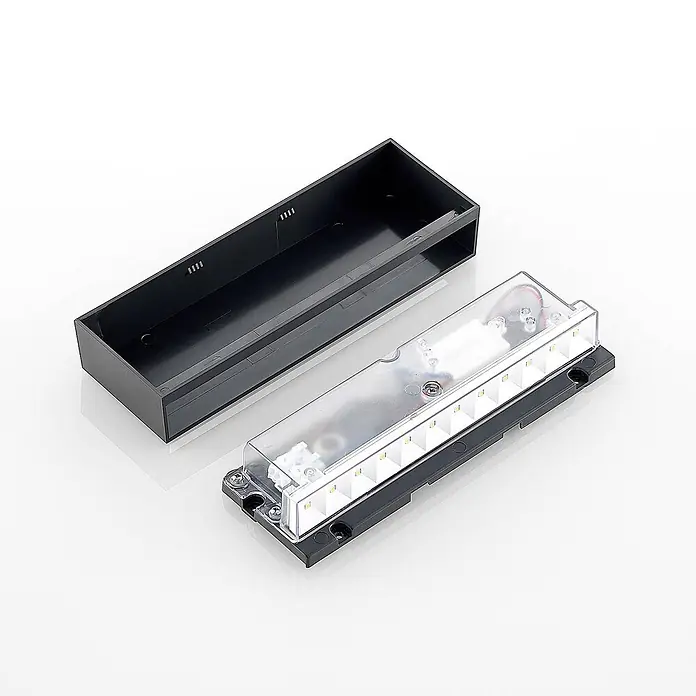 Lindby LED Wandleuchte aussen in dunkelgrau, Aussenlampe Wand -  - Zerlegte schwarze LED-Lichtleiste mit transparenter Abdeckung, die weiße LEDs und interne Komponenten zeigt.