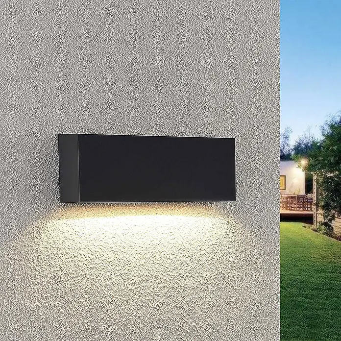 Lindby LED Wandleuchte aussen in dunkelgrau, Aussenlampe Wand -  - Schwarze, rechteckige Außenwandleuchte, die warmweißes Licht nach unten wirft.