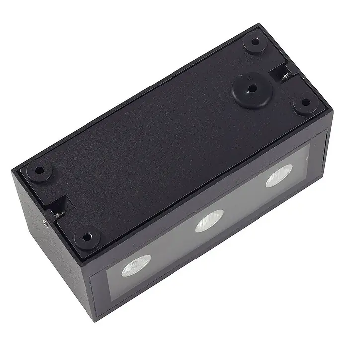 Lucande Außenwandleuchte Selim - schwarz, IP65 - Schwarze rechteckige Leuchte mit drei sichtbaren Lichtquellen und Befestigungspunkten.