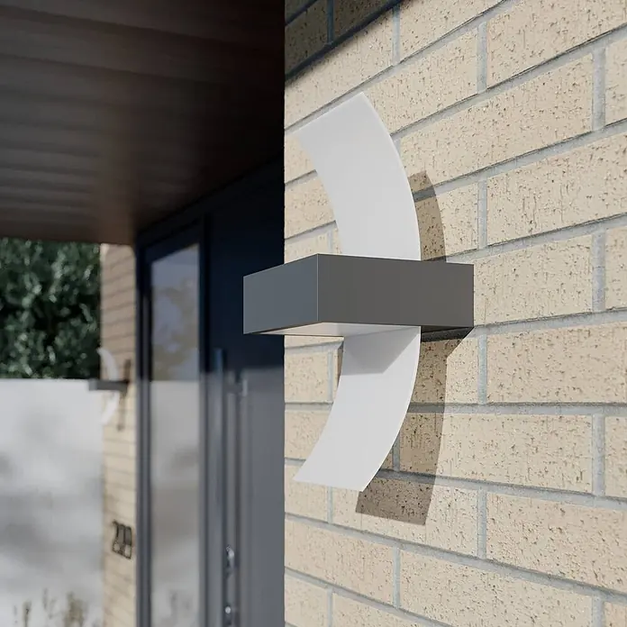 Lucande LED Wandleuchte aussen in graphit, weiß, Aussenlampe Wand -  - Moderne grau-weiße Außenwandleuchte an einer hellen Ziegelwand, die Licht nach oben und unten wirft.