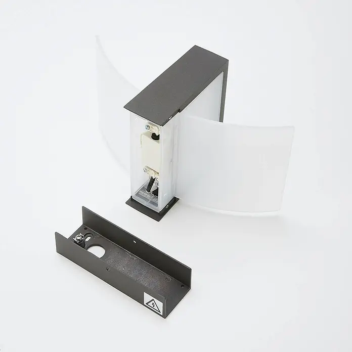 Lucande LED Wandleuchte aussen in graphit, weiß, Aussenlampe Wand -  - Zerlegte graue, rechteckige Wandleuchte mit gebogenen klaren Diffusoren und separater Montageplatte.