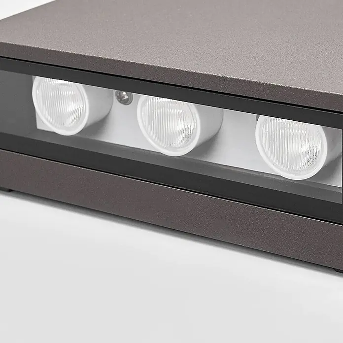Lucande LED Wandleuchte aussen in anthrazit, transparent, Aussenlampe Wand -  - Rechteckige dunkelbronzefarbene, strukturierte Metallleuchte mit transparenter Frontscheibe und drei innenliegenden Lichtquellen mit geriffelten Linsen.