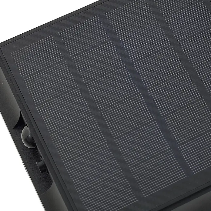 Lindby LED Solar Wandleuchte aussen in schwarz, mit Bewegungsmelder, -  - Nahaufnahme eines schwarzen Solarpanels mit einem runden Bewegungssensor an der Seite.