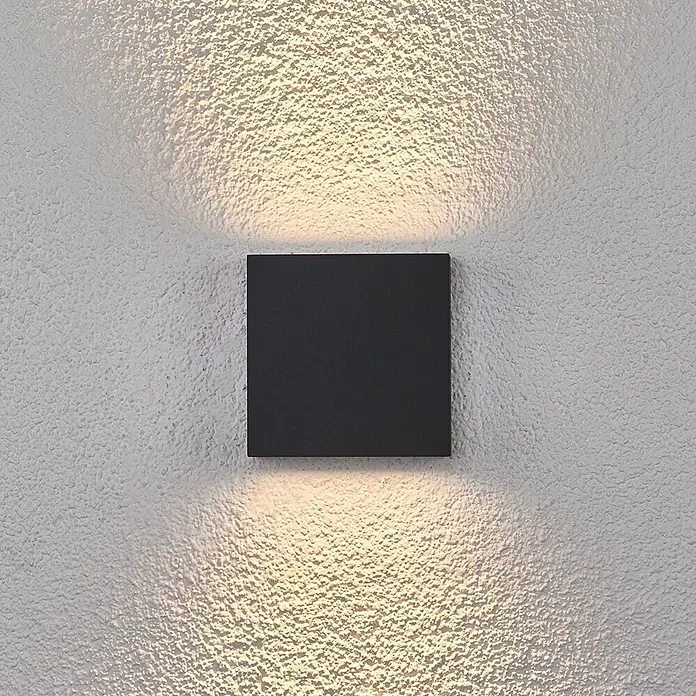 Lucande LED Wandleuchte aussen in anthrazit, transparent, Aussenlampe Wand -  - Quadratische schwarze Wandleuchte, die warmes Licht nach oben und unten auf eine strukturierte Wand strahlt.
