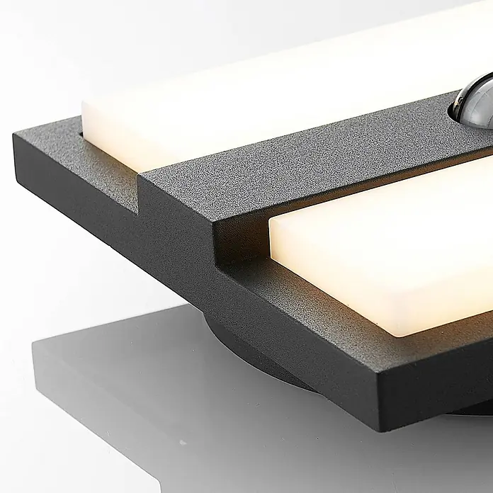 Lucande LED Wandleuchte aussen in anthrazit, weiß, mit Bewegungsmelder, -  - Dunkelgraue, rechteckige LED-Außenwandleuchte mit beleuchteten weißen Diffusoren und Sensor.