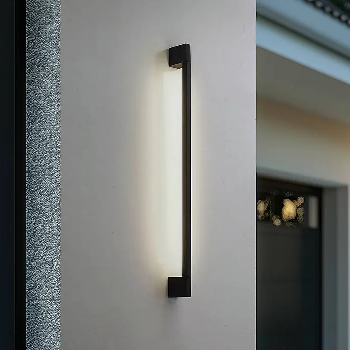 Lindby LED Wandleuchte aussen in schwarz, Aussenlampe Wand -  - Schwarze rechteckige Wandleuchte vertikal an strukturierter Wand montiert, strahlt Licht nach oben und unten ab.
