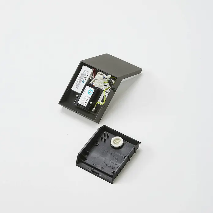 Lucande LED Wandleuchte aussen mit Bewegungsmelder, Wandlampe IP54, 680lm -  - Geöffnetes dunkelgraues Elektrogerät mit sichtbarer Stromversorgung, Sensor und Verkabelung, daneben die abgenommene Kunststoffabdeckung.