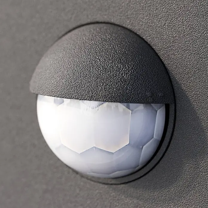 Lucande LED Wandleuchte aussen mit Bewegungsmelder, Wandlampe IP54, 680lm -  - Runder Bewegungssensor mit dunkelgrauem, texturiertem Gehäuse und weißer, facettierter Kugellinse.