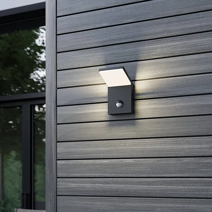 Lucande LED Wandleuchte aussen mit Bewegungsmelder, Wandlampe IP54, 680lm -  - Rechteckige dunkelgraue Außenwandleuchte mit Auf-/Ab-Beleuchtung und Bewegungssensor an einer grauen Lattenwand.