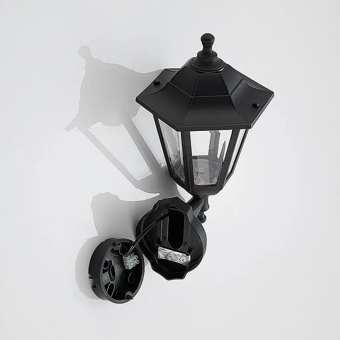 Lindby Außenwandleuchte Iavo - schwarz, schwarz, IP44 - Schwarze Außenwandleuchte mit klaren Glaspaneelen, zur Installation geöffnet, Verkabelung sichtbar.