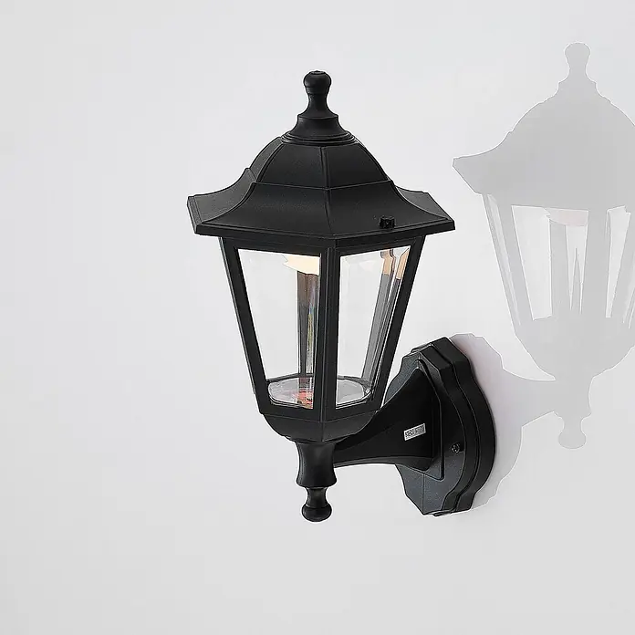 Lindby Außenwandleuchte Iavo - schwarz, schwarz, IP44 - Schwarze Metall-Außenwandlaterne mit klaren Glasscheiben und klassischem Design, beleuchtet.
